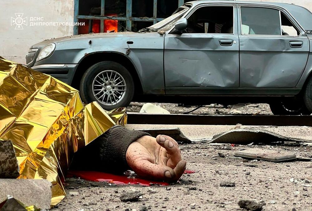 Удар по Кривому Рогу: з'явилися моторошні фото з місця атаки