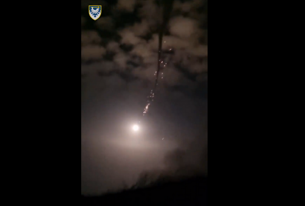 У Повітряних силах показали, як ППО збиває ”шахед” у небі над Одесою (відео)