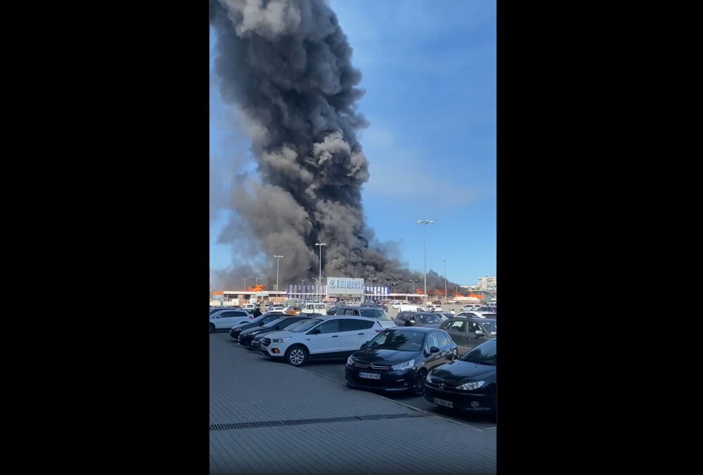 Россия нанесла удар по ”Эпицентру” в Харькове: есть погибшие, первые кадры