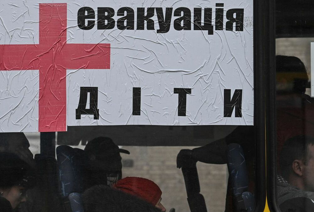 В двух общинах Сумской области объявили принудительную эвакуацию детей