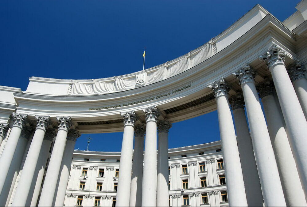 Ще один закривавлений пакет отримало українське посольство