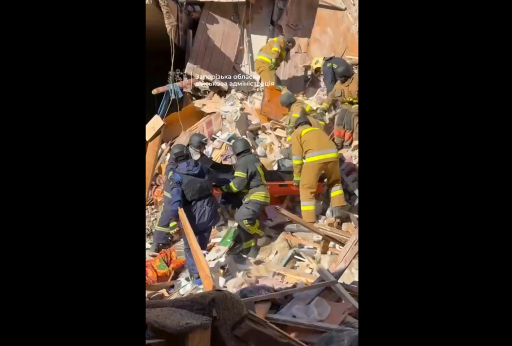 В Запорожье из-под завалов извлекли тело второго погибшего человека: кадры В Запорожье из-под завалов извлекли тело второго погибшего человека: кадры