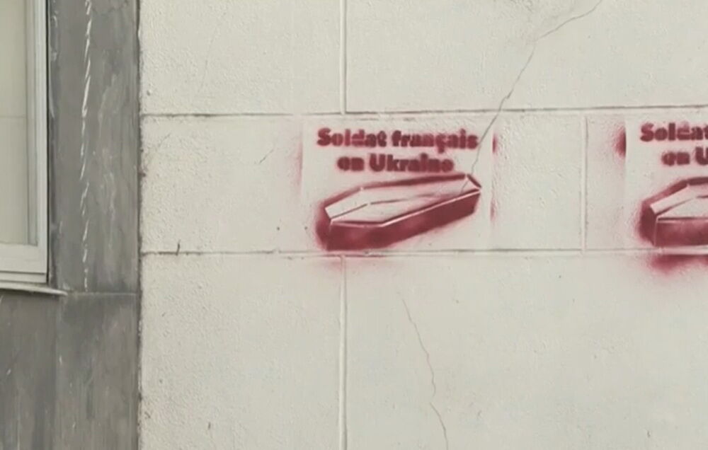 У Парижі затримано громадян Молдови, які малювали графіті з трунами французьких солдатів в Україні