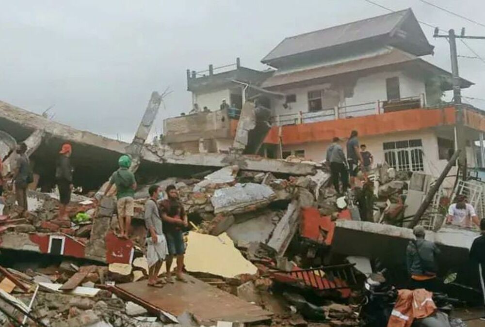 Мощное землетрясение в Индонезии унесло десятки жизней