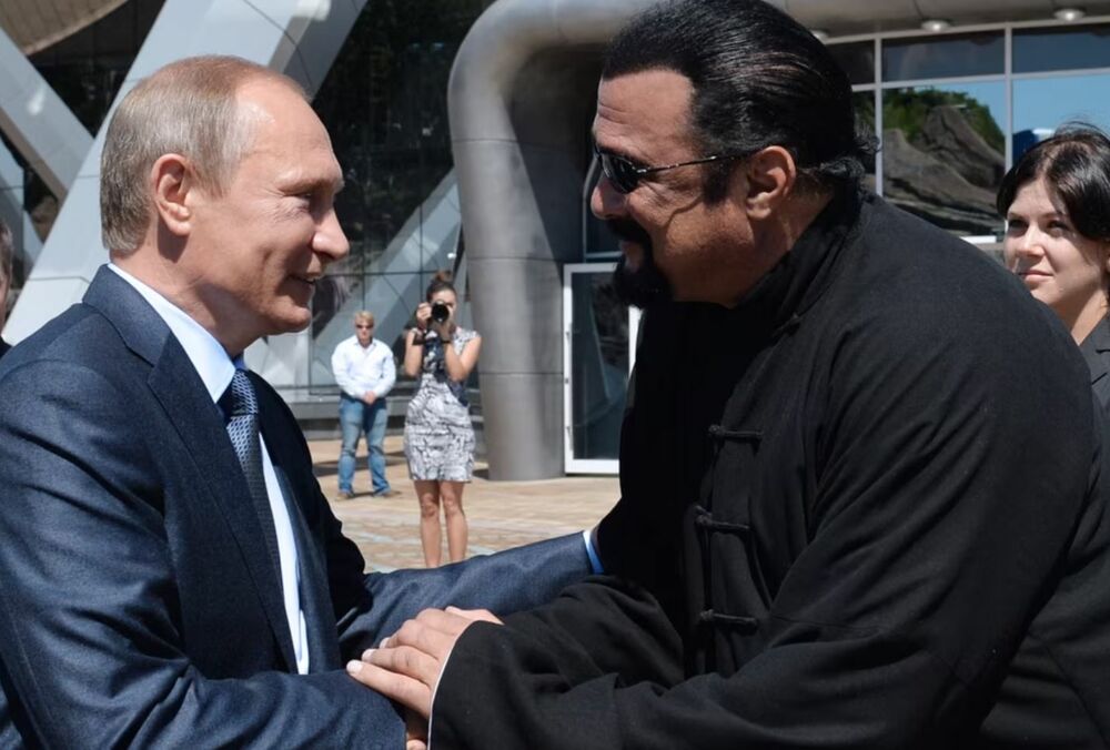 Стивен Сигал в странном наряде стал гостем инаугурации Путина: фото