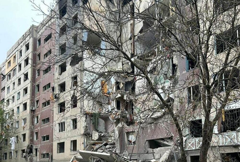 Россияне сбросили авиабомбу на многоэтажку в Константиновке Россияне сбросили авиабомбу на многоэтажку в Константиновке
