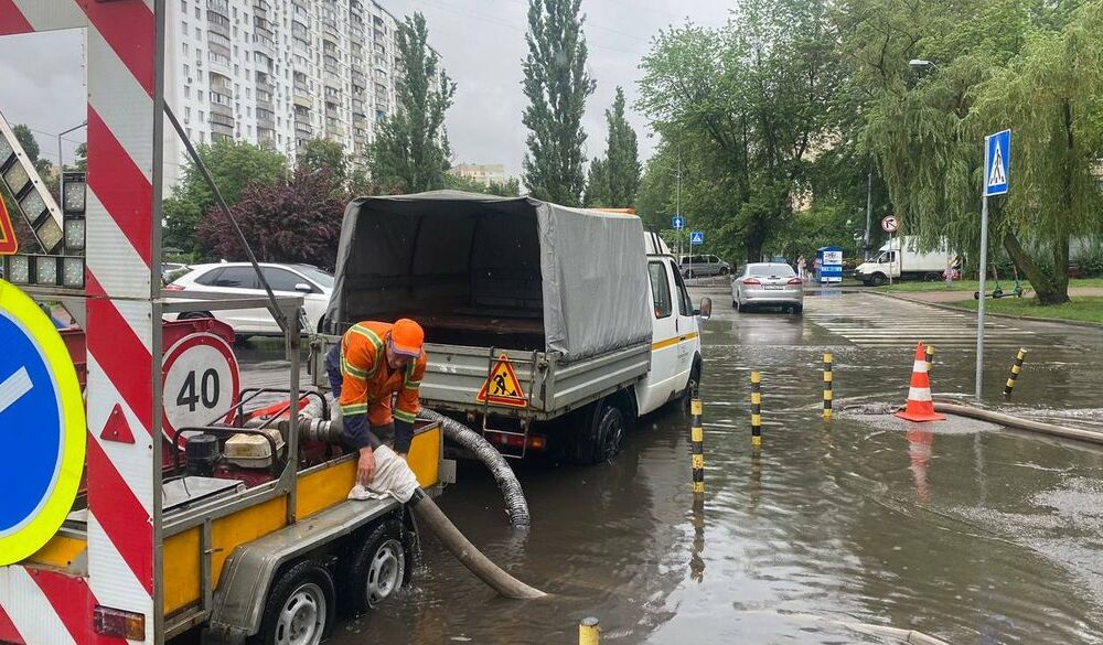 Через сильну зливу в кількох районах Києва сталися підтоплення