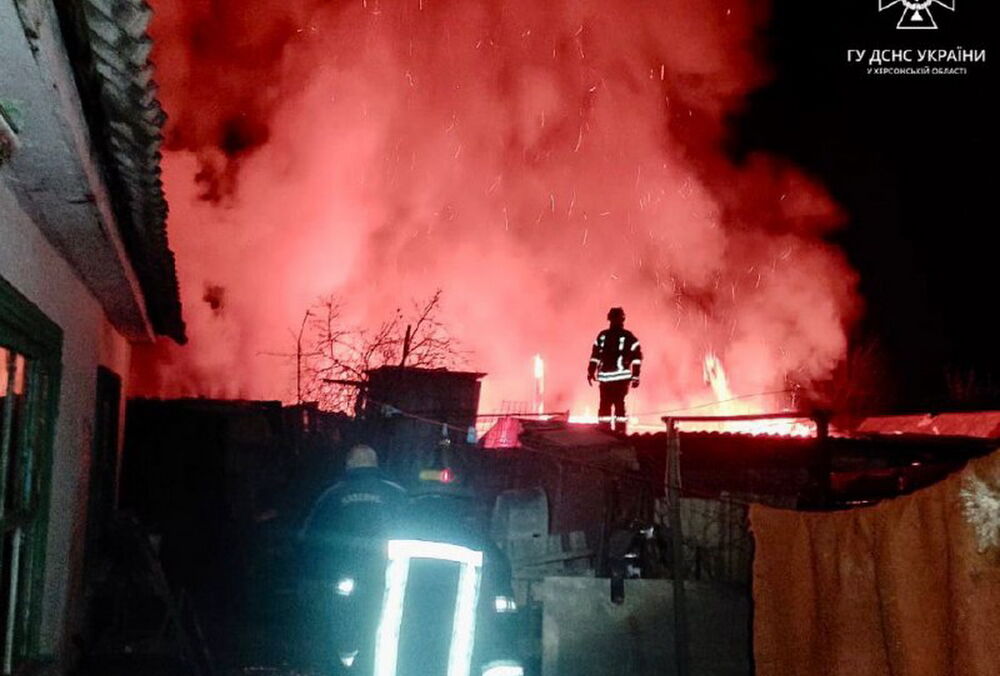 Спасатели показали кадры последствий ночной атаки по Херсону и области