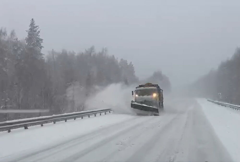 Несколько регионов России засыпало рекордным снегом: кадры