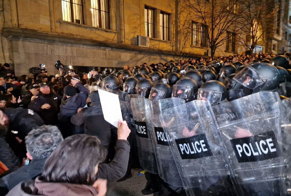 В Грузии водометами разгоняют протестующих против законопроекта об ”иноагентах”: видео