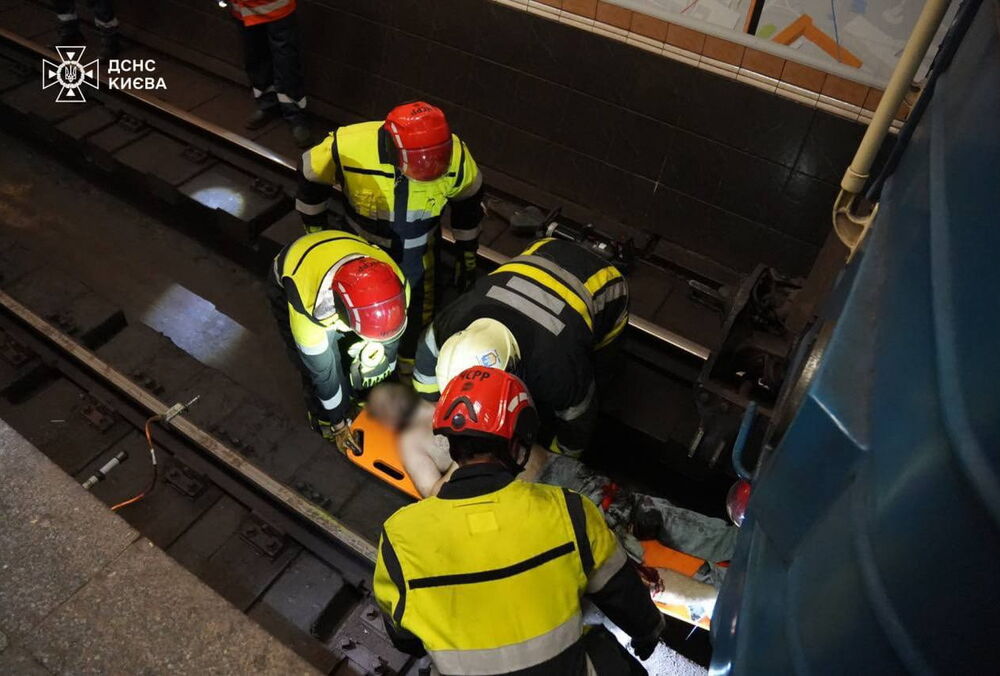 Мужчину, который упал под поезд в киевском метро, деблокировали: спасатели показали, как это было