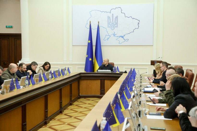 Кабмин запретил чиновникам выезжать за границу