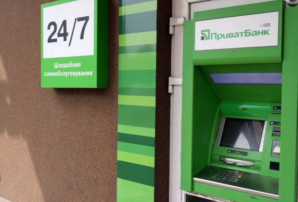 ПриватБанк опять угодил в скандал: банкоматы не выдают клиентам списанные со счетов деньги 