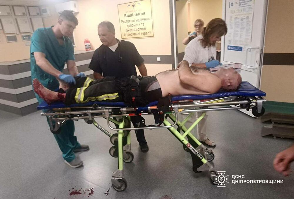 В Никополе россияне ударили по фуре, а потом атаковали спасателей, которые тушили пожар