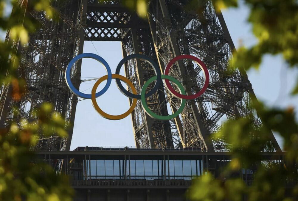 Олимпийский флаг на церемонии открытия в Париже подняли вверх ногами: видео