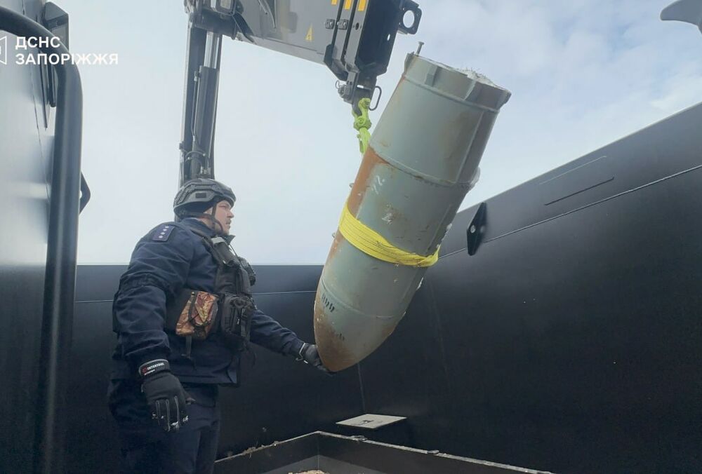 Саперы обезвредили российский КАБ-500 в Запорожье