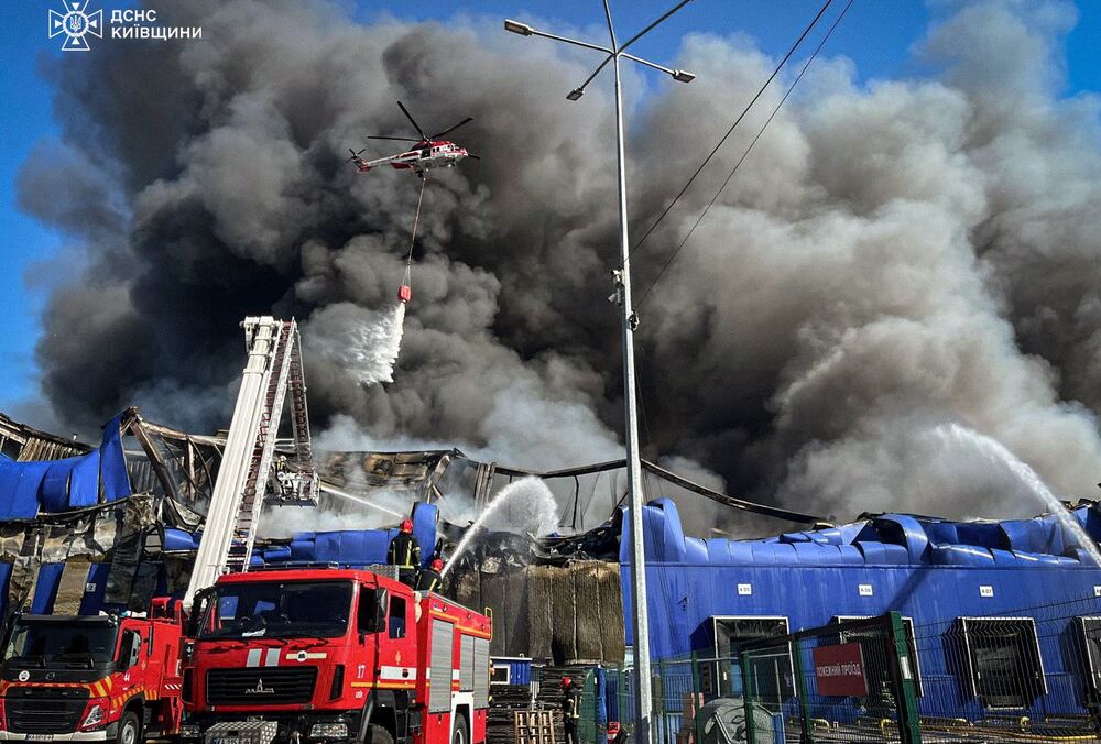 Рятувальники продовжують гасити пожежу у ТЦ ”Епіцентр”: фото