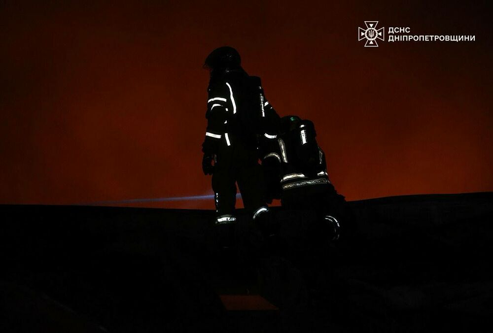 У Дніпропетровській області через удари російських БПЛА у двох районах спалахнули пожежі