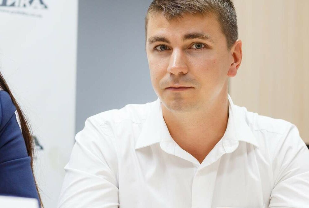 10 тисяч гривень і невідома речовина: в поліції розповіли про знайдені речі Полякова