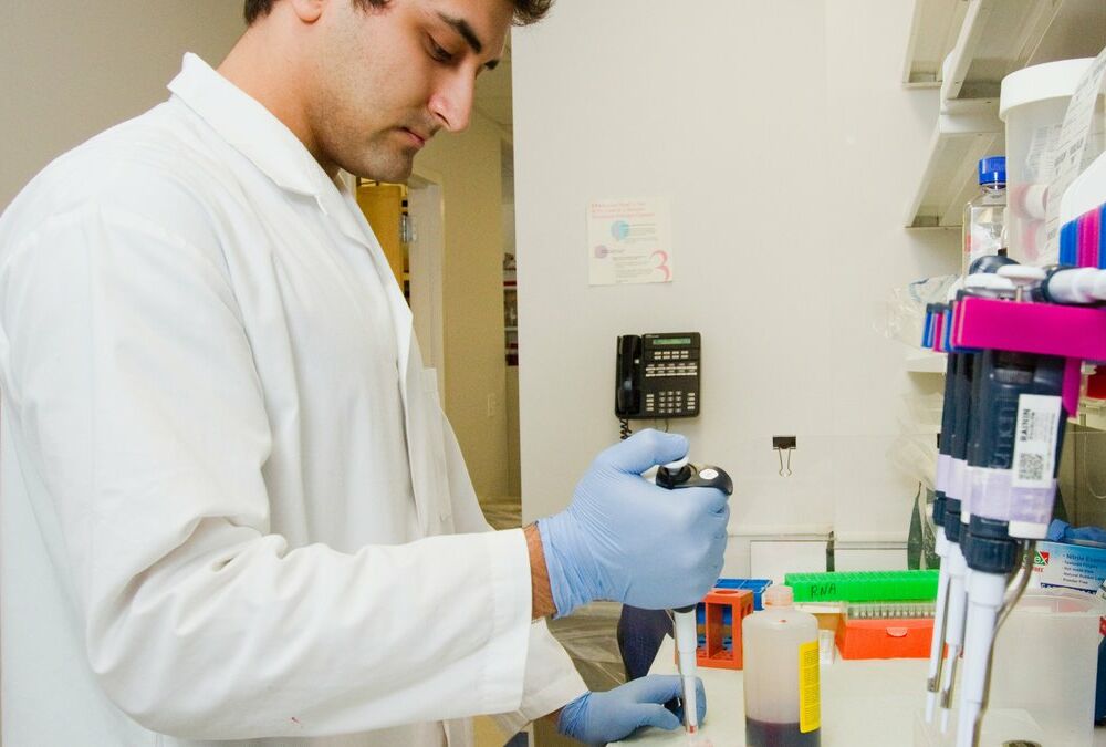 Штучний інтелект навчився підбирати ідеальний набір препаратів в боротьбі з раком