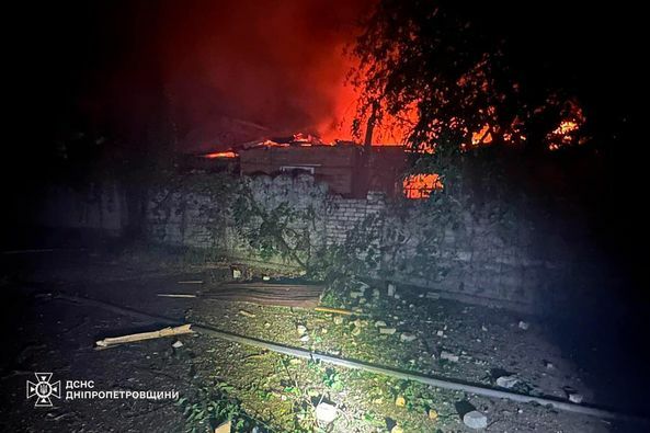 В Никополе из-за российского удара загорелся жилой дом