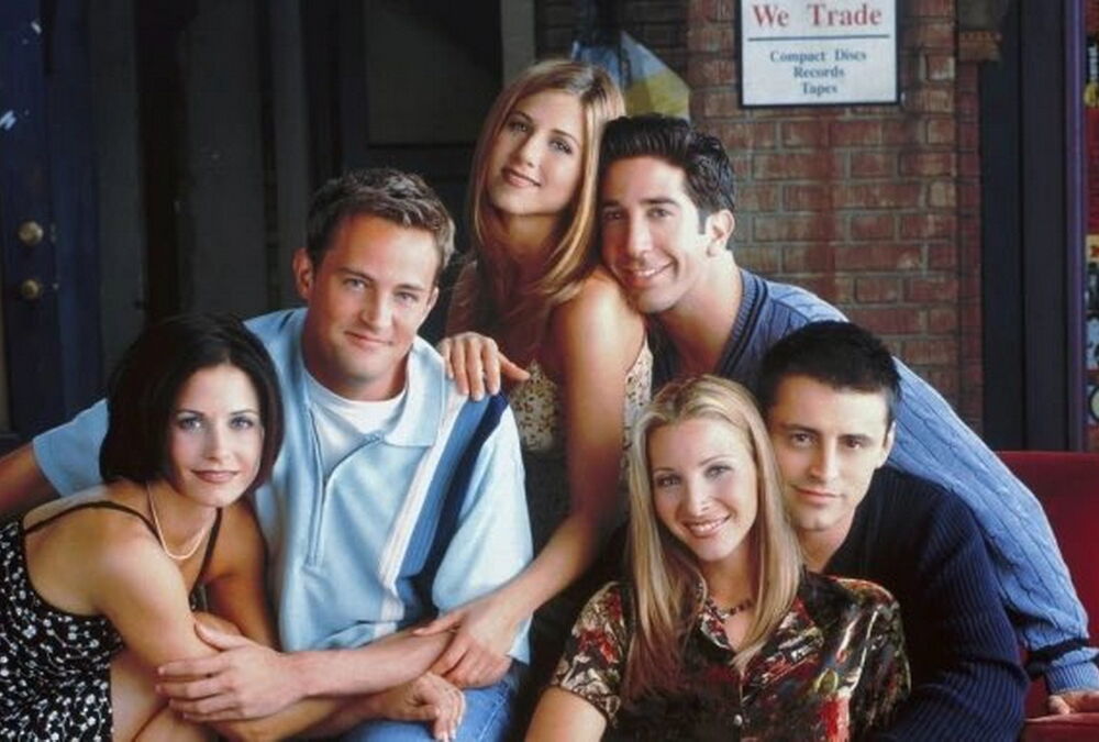 Фанаты несут цветы к квартире ”Друзей” в Нью-Йорке: фото