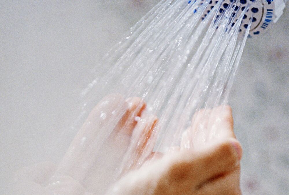 Знижуємо температуру: медики назвали вагомий аргумент для відмови від гарячого душу