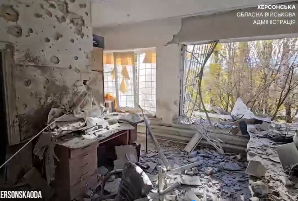 Росіяни завдали удару по дитячій лікарні у Херсоні: серед поранених дитина