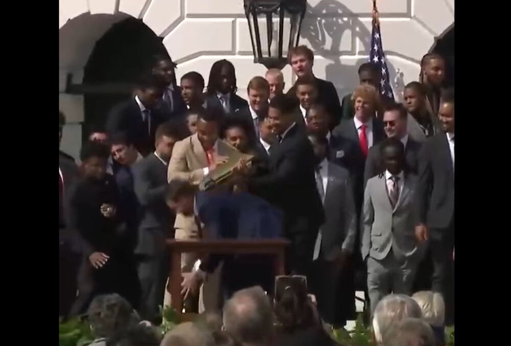 Джей Ди Вэнс опозорился, уронив кубок по американскому футболу на торжественной церемонии