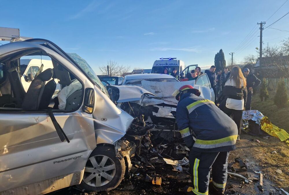 ДТП з маршруткою на Прикарпатті: серед постраждалих є діти