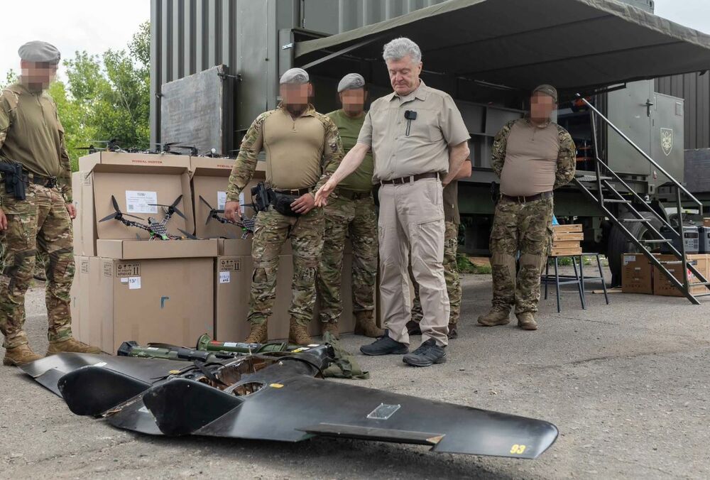 Порошенка висміяли після того, як він переплутав український дрон із російським трофеєм з-під Покровська
