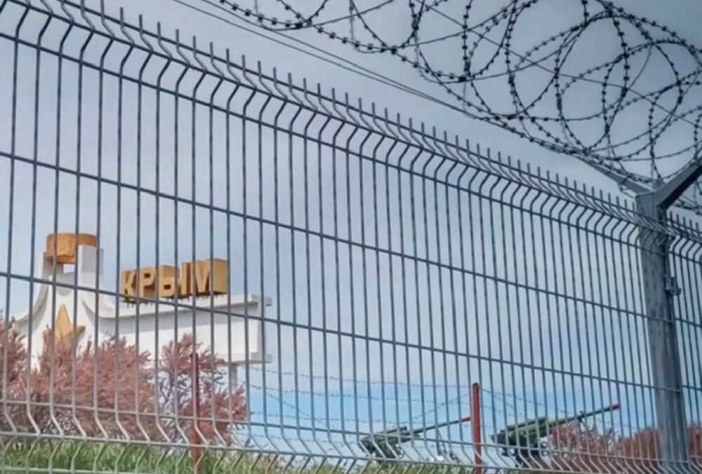 ЦНС: окупанти у Криму посилили зомбування молоді