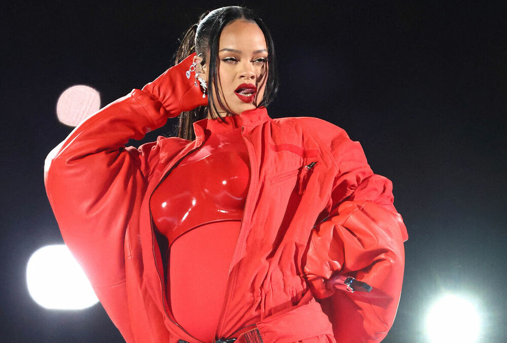 Беременная Рианна показалась в образе Barbie: фото