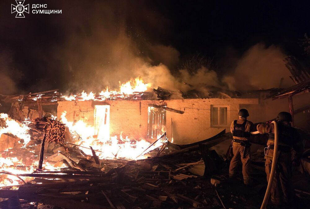 Россия атаковала Сумскую область: есть пострадавшие и разрушения (фото, видео) Россия атаковала Сумскую область: есть пострадавшие и разрушения (фото, видео)