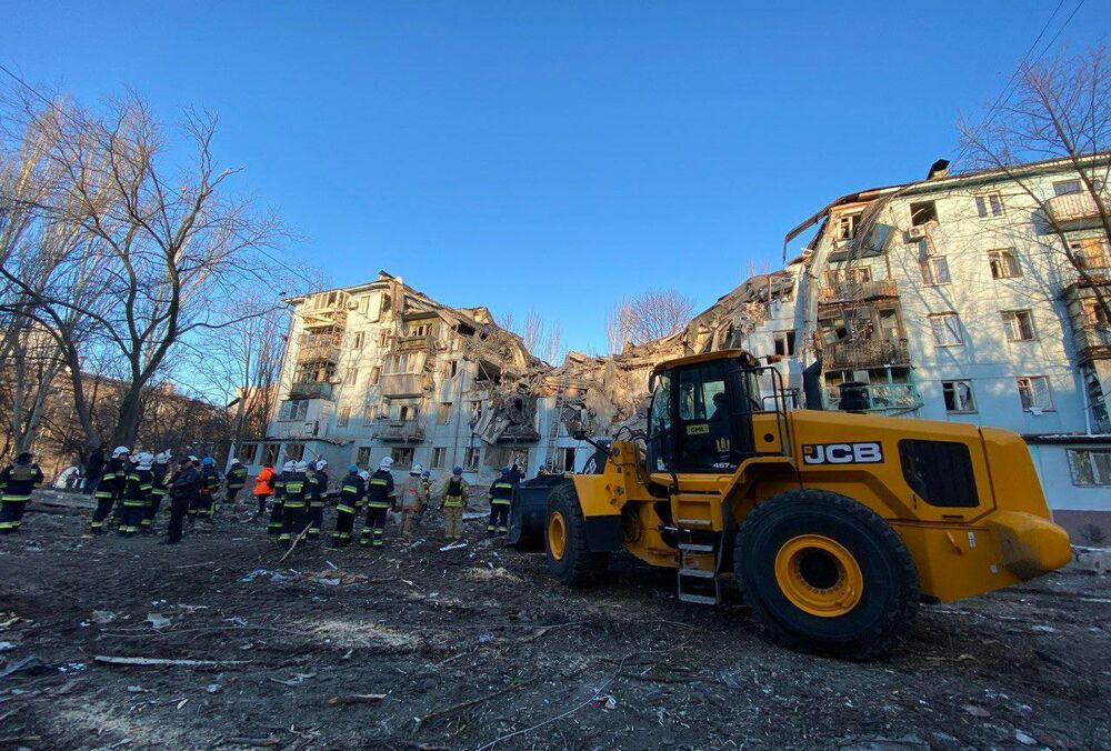 Число жертв удара по дому в Запорожье выросло до 3 человек: кадры с места