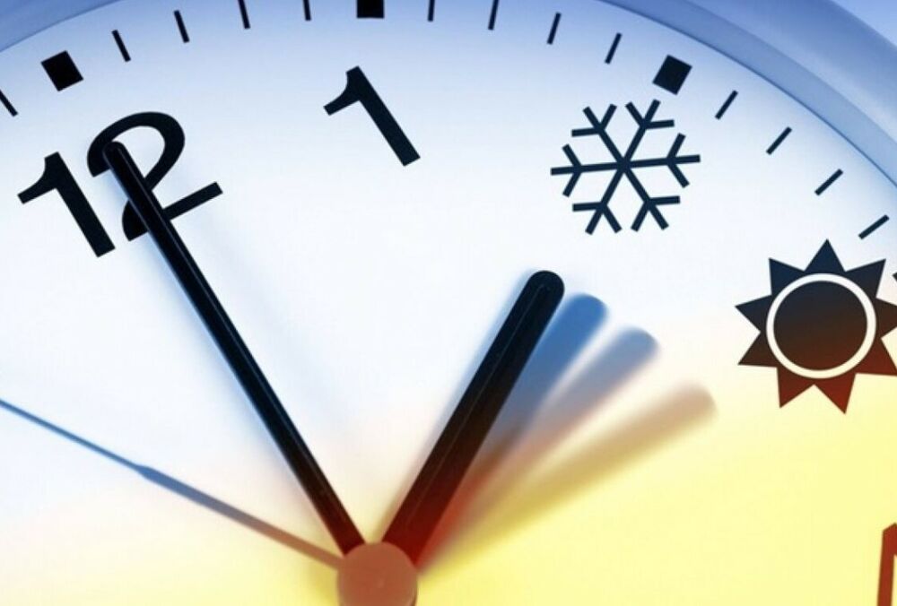 Україна переходить на зимовий час: коли переводити годинник