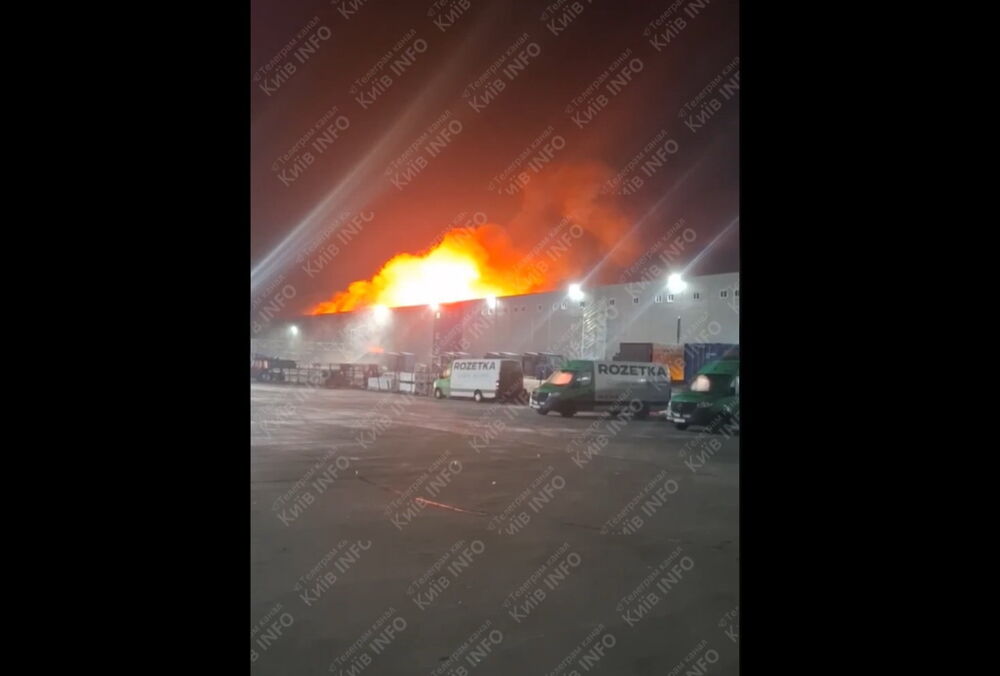 В результате российской ракетной атаки по Киеву сгорел склад Rozetka, - сеть