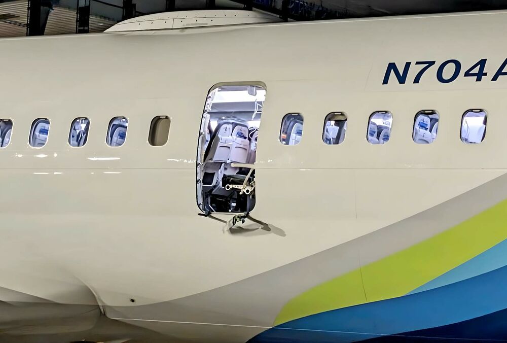 США разрешили возобновить полеты Boeing 737 Max 9 - этот самолет потерял в полете дверь