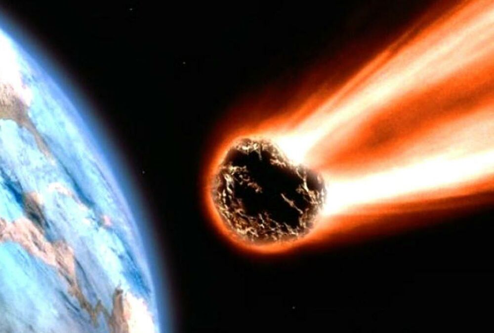 В сети публикуют видео необычно яркой вспышки в небе над Киевом: что это