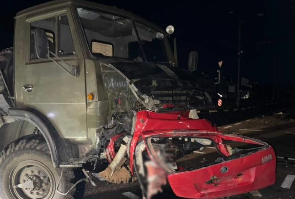 У Харкові легковик зіткнувся з вантажівкою