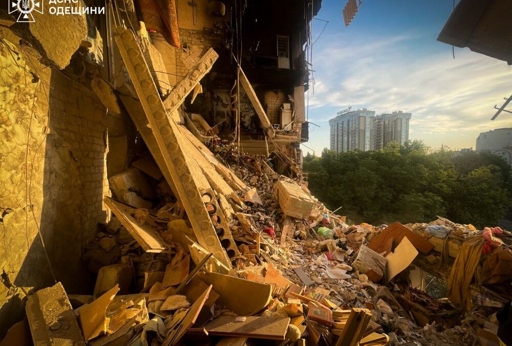 Из-за удара по Одессе разрушен подъезд многоэтажки