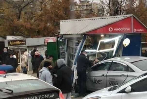 В Киеве такси влетело в остановку: есть погибшие - ВИДЕО