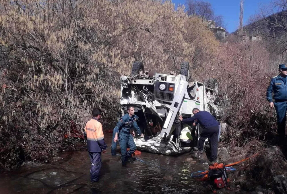 В Армении упал в реку автобус с детьми и учителями