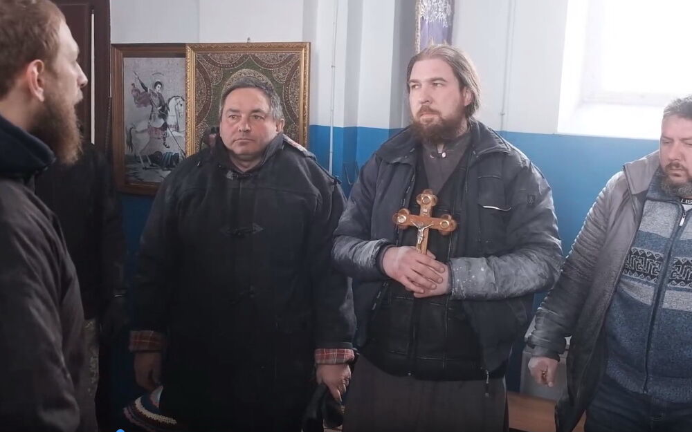 На Буковині священики УПЦ МП не давали відспівати загиблого воїна, церкву штурмували: відео На Буковині священики УПЦ МП не давали відспівати загиблого воїна, церкву штурмували: відео