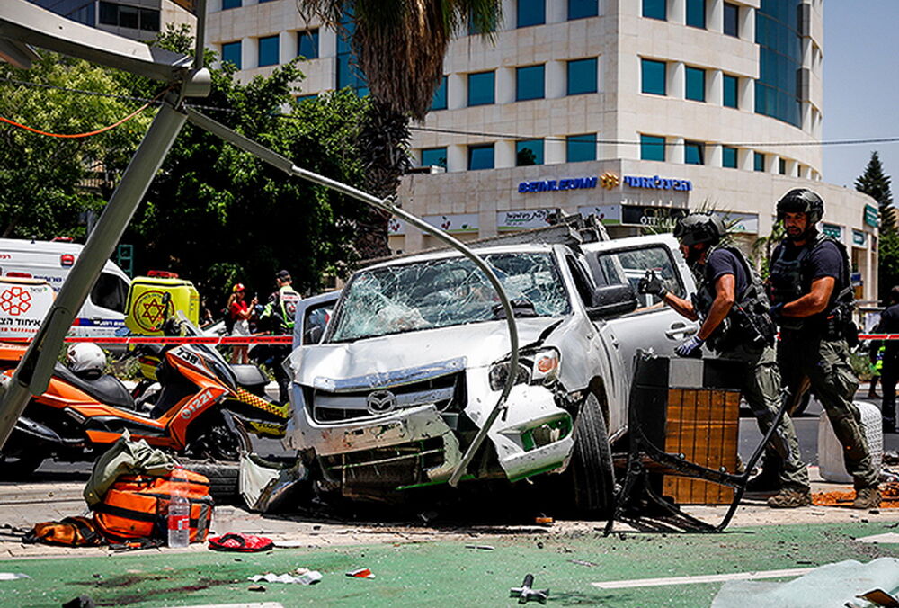 В Тель-Авиве водитель протаранил группу людей, а затем изрезал острым предметом
