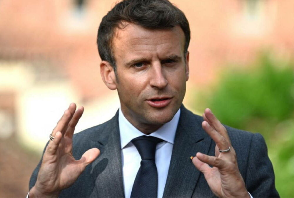 Макрону публично дали пощечину: президент отреагировал