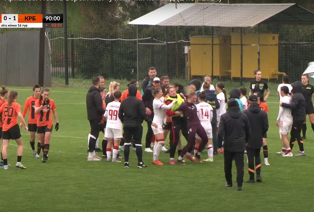 Матч женского чемпионата по футболу закончился эпичной массовой дракой: фото, видео