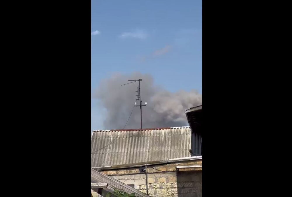 У мережі повідомляють про прильоти по аеродрому в Криму: відео