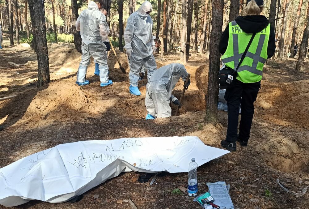 В Ізюмі ексгумували 263 тіла, серед них 2 дітей: багато хто зі слідами тортур