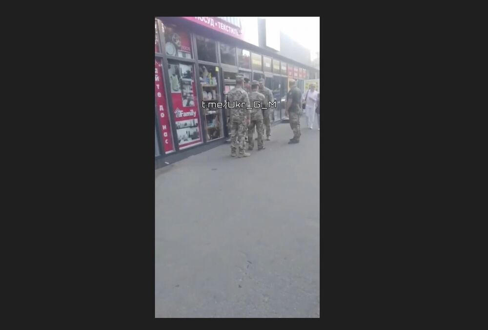 У Києві представники ТЦК пістолетом погрожували призовникові: у поліції відреагували